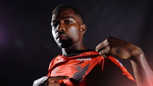 Cacá foi anunciado como reforço do Furacão nesta sexta-feira (21)