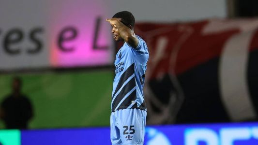 Cacá marcou o gol que garantiu a vitória do Athletico sobre o Flamengo, em Cariacica