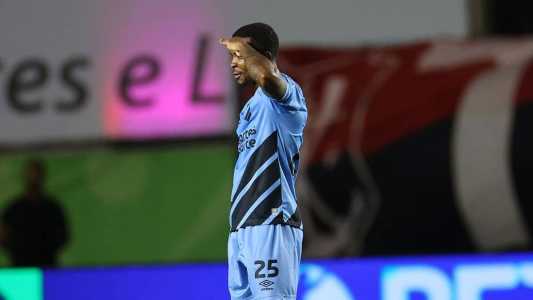 Cacá marcou o gol que garantiu a vitória do Athletico sobre o Flamengo, em Cariacica