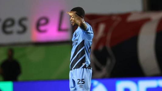 Cacá marcou o gol que garantiu a vitória do Athletico sobre o Flamengo, em Cariacica