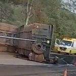 BR-040, em Itabirito, é fechada no sentido Rio após tombamento de carreta carregada de minério 