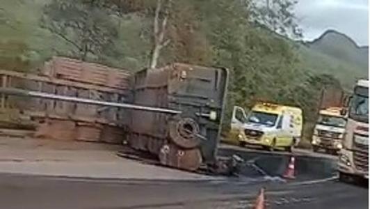Após o tombamento, dois veículos colidiram