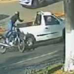 Vídeo: motociclista bate em caminhonete e vai parar dentro da caçamba do veículo