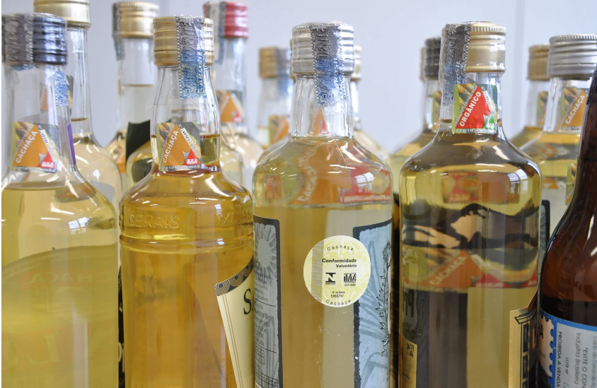 Produção de cachaça em Minas Gerais: nova lei simplifica regras e impulsiona o setor
