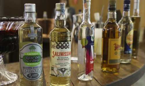 Foto mostra garrafas de cachaça
