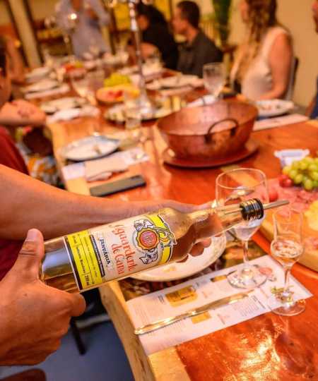 Imagem mostra Cachaça Caribé sendo servida durante degustação