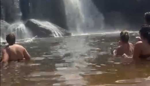 Bombeiros entraram na água, resgataram o homem e prestaram o atendimento inicial