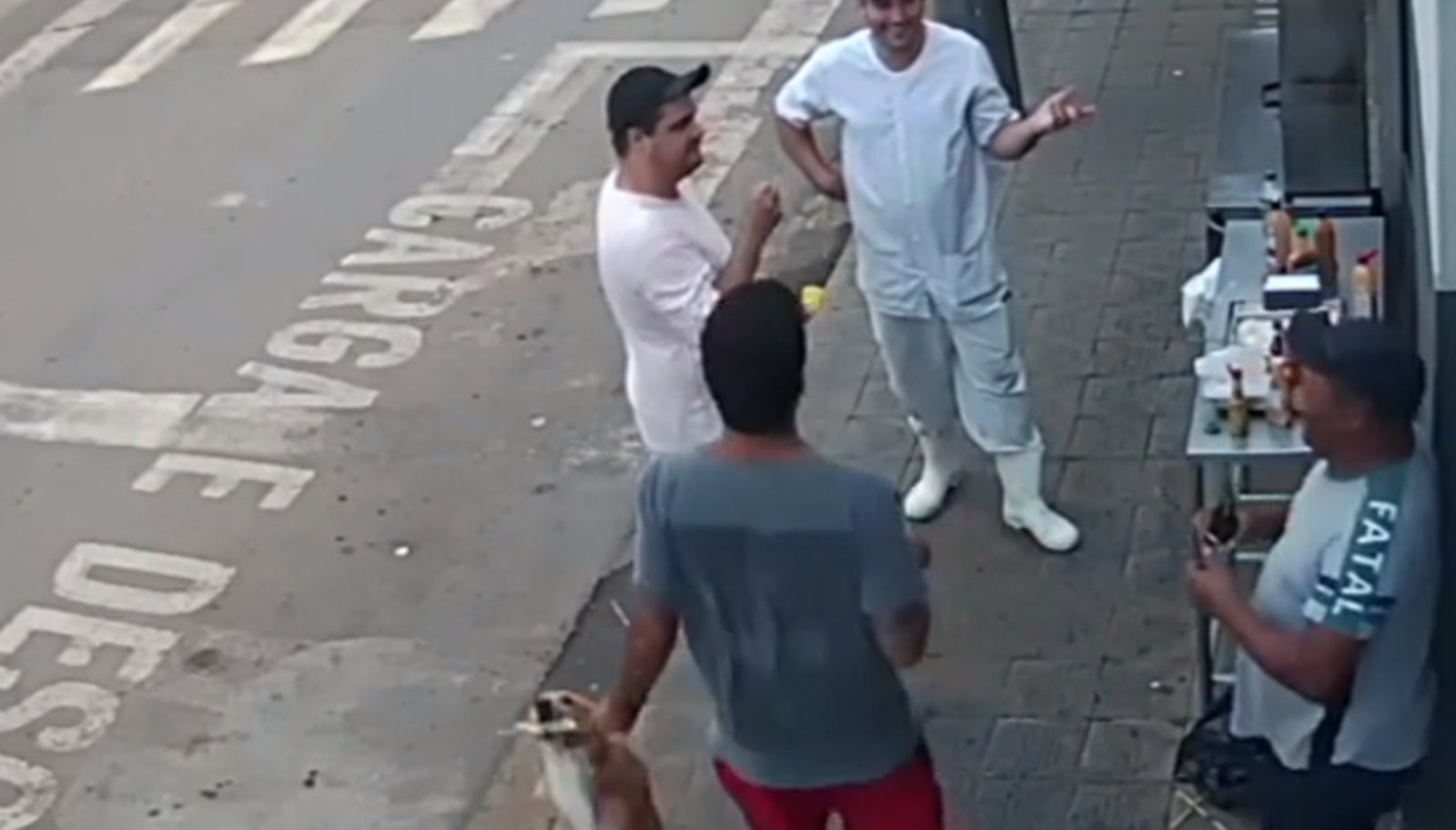 Vídeo: cachorro caramelo aproveita distração e 'rouba' espetinho de cliente em MG