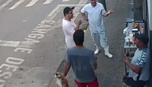 Foto mostra cachorro 'roubando' espetinho da mão de cliente em açougue de Lavras (MG)