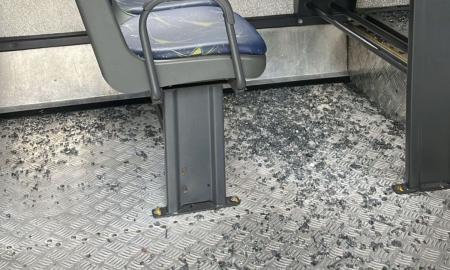Cacos de vidro no chão do ônibus após vandalismo Foto Divulgação Consórcio Via JF.jpg