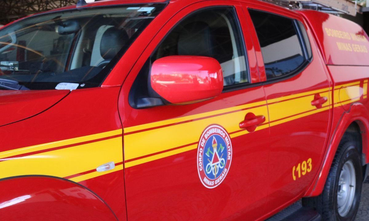 Bombeiros combatem incêndio em garagem na Zona Norte de Juiz de Fora