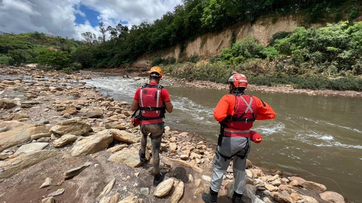 Morador em situação de rua pula no rio Arrudas, em BH, para resgatar homem e bombeiros são acionados