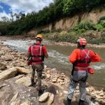 Morador em situação de rua pula no rio Arrudas, em BH, para resgatar homem e bombeiros são acionados