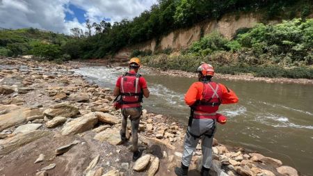 Cadáver foi encontrado pelos bombeiros no rio Arrudas nesta segunda
