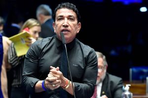 Magno Malta publica vídeo após ser acusado de agredir técnica em hospital