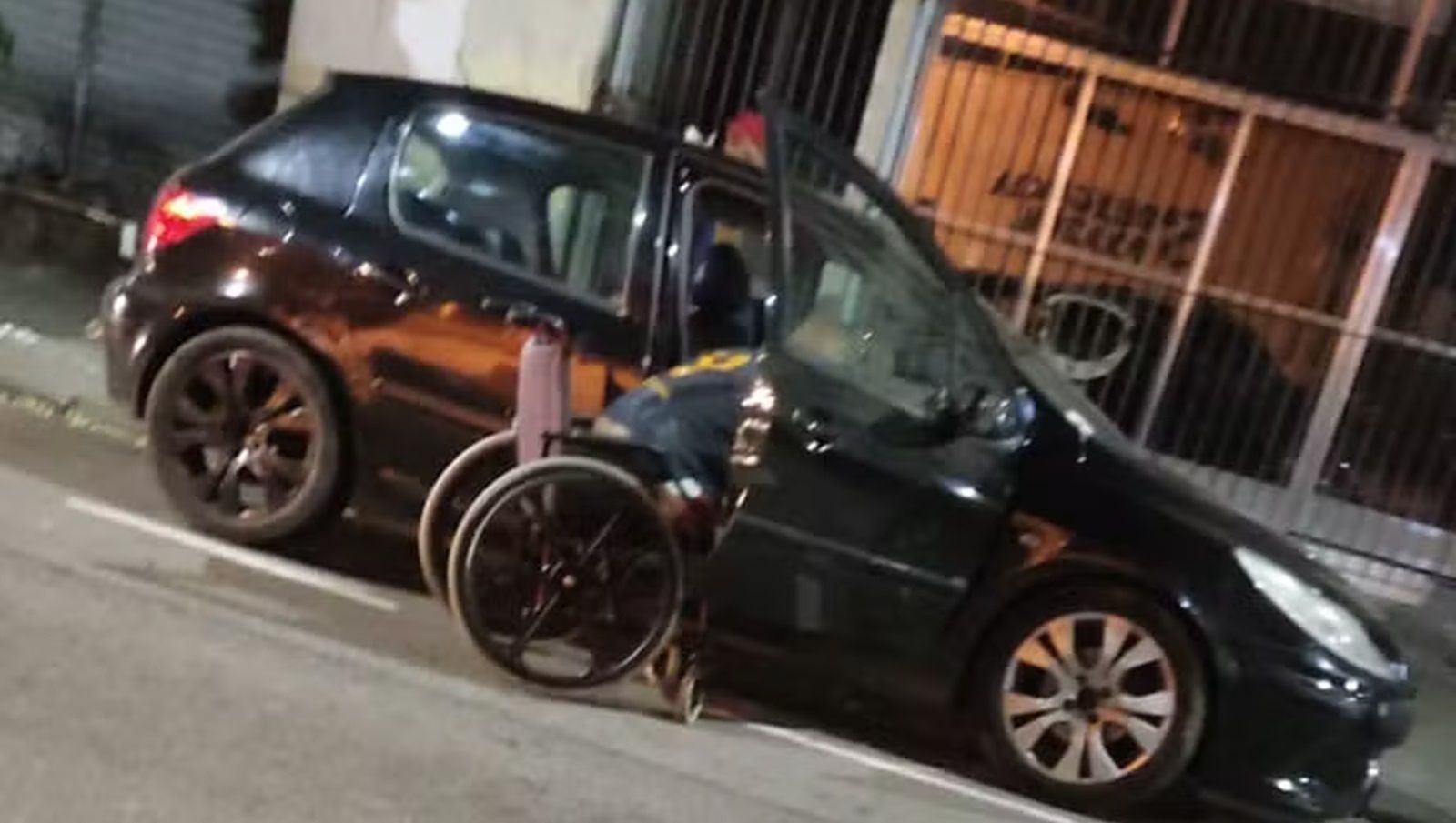 Homem sem as duas pernas é flagrado dirigindo carro de app com cabo de vassoura