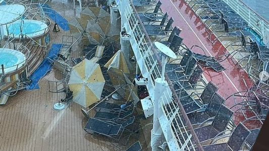 Cadeiras e guarda-sóis ficaram amontoados após tempestade