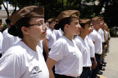 Cadetes do Acre em posição de sentido durante evento na Academia da PM mineira