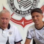 Especulado no Cruzeiro, zagueiro Caetano renova contrato com o Corinthians
