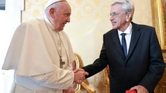 Caetano Veloso vai ao Vaticano receber benção de Papa Francisco nesta quinta-feira (28)