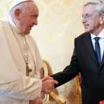 Caetano Veloso recebe benção de Papa Francisco e pede orações para o Brasil