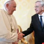 Caetano Veloso recebe benção de Papa Francisco e pede orações para o Brasil