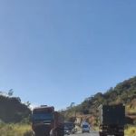 Motoristas denunciam buracos e pneus cortados na BR-381 entre Caeté e BH