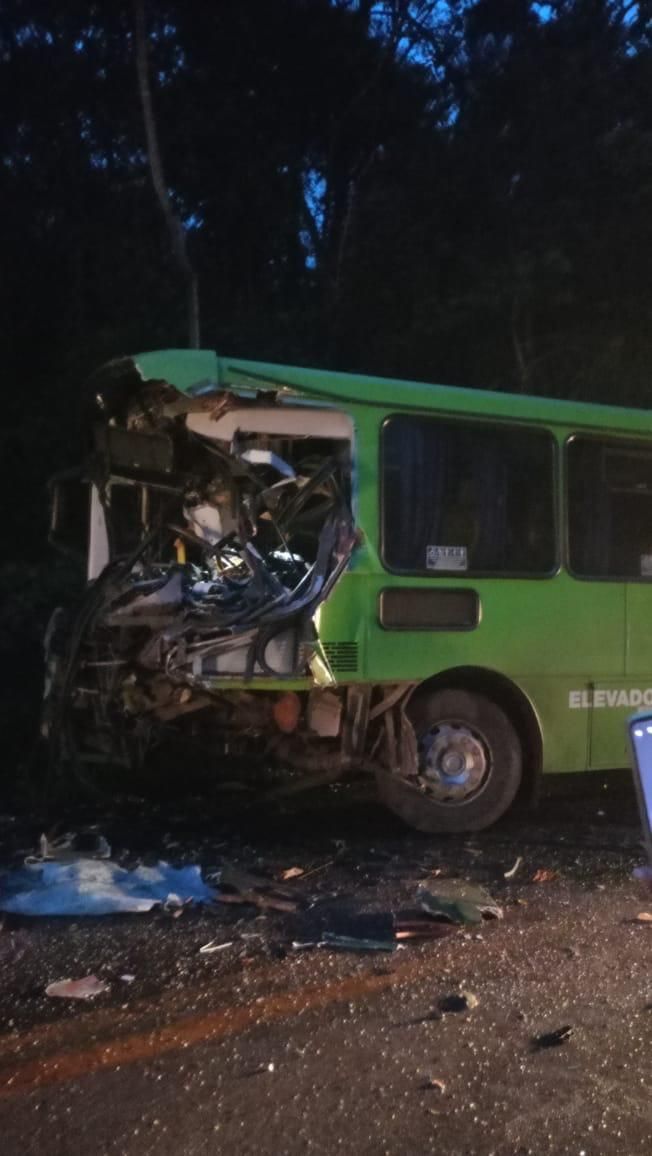 Batida frontal entre ônibus e carreta deixa vários feridos em Caeté, na Grande BH