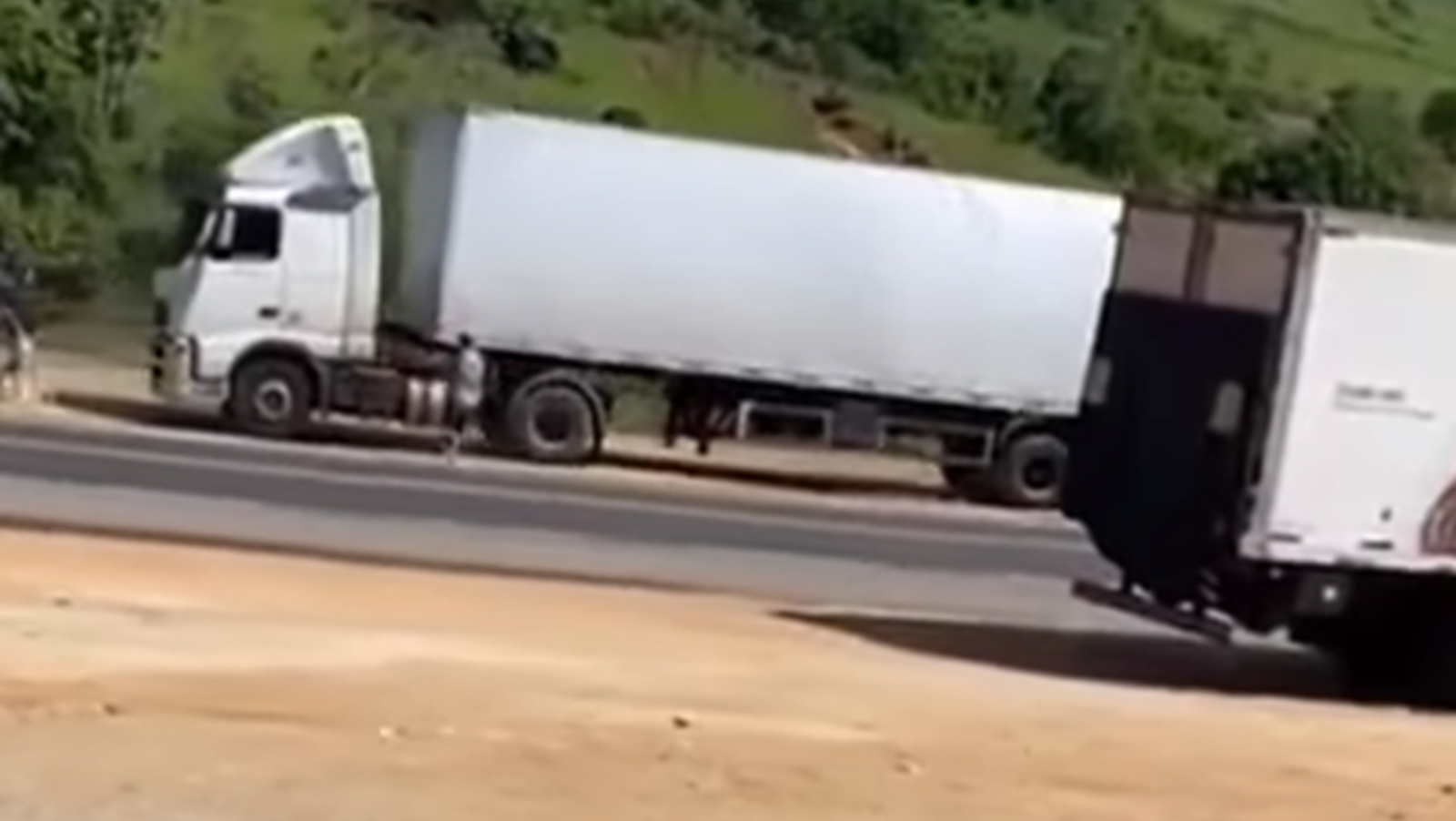 Vídeo: motorista esquece de puxar freio e carreta cai em ribanceira em Minas
