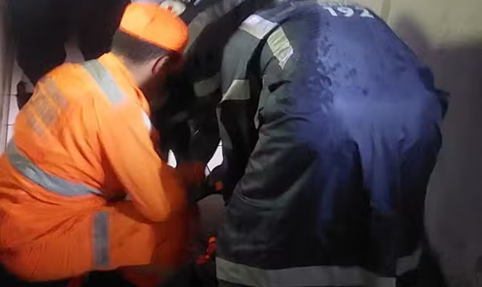 Mulher tenta pegar gato na janela e cai do segundo andar horas antes da virada do ano