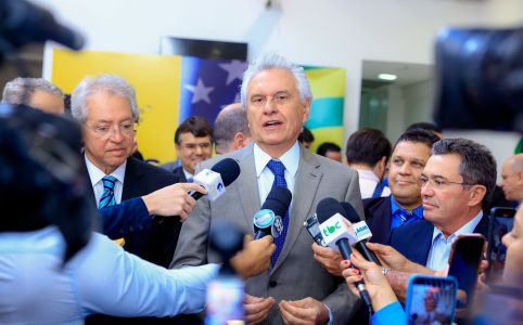 O senador Ronaldo Caiado (DEM-GO) e o ministro de Minas e Energia, Eduardo Braga, precisaram ser contidos por outros parlamentares durante intenso bate-boca nesta quinta-feira, em audiência pública na Comissão Mista de Mudanças Climáticas do Congress