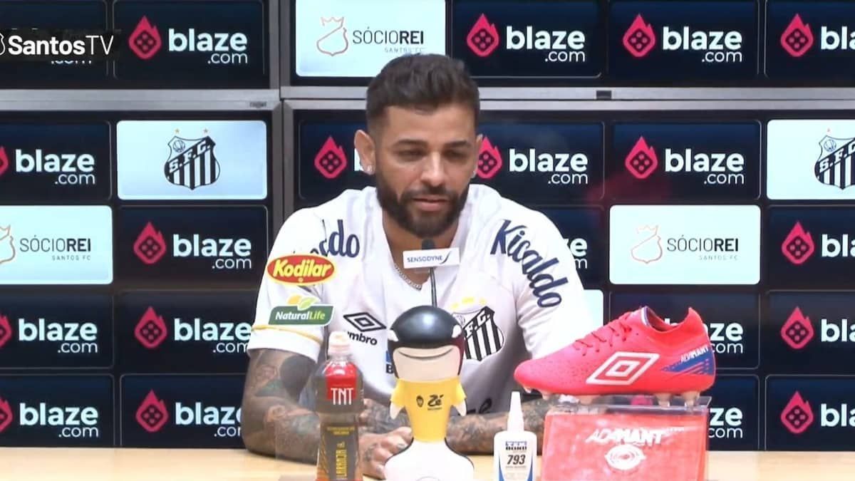 Júnior Caiçara se emociona em apresentação no Santos: “Significa muito”