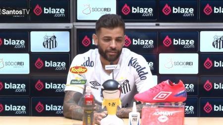 Caiçara se emocionou em chegada ao Santos