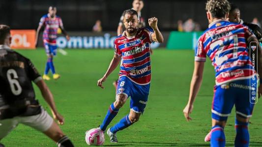 Caio Alexandre tenta a jogada para o Fortaleza contra o Vasco