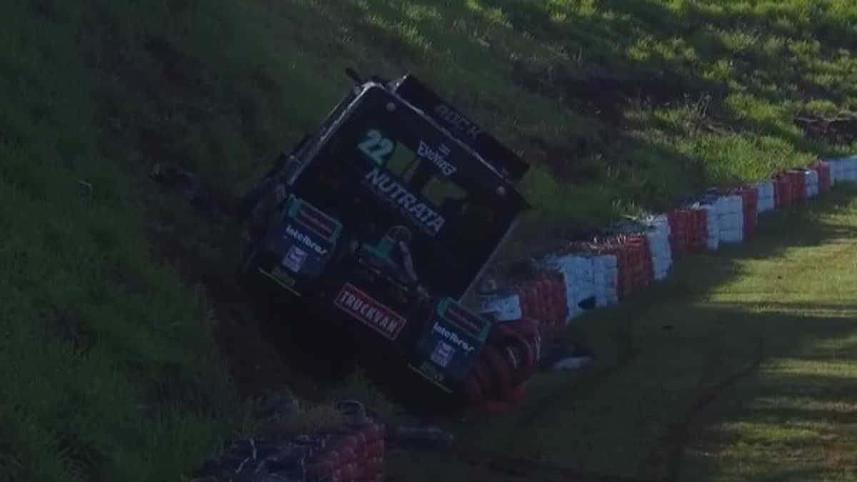Caio Castro sofre forte acidente na Copa Truck, mas sai ileso