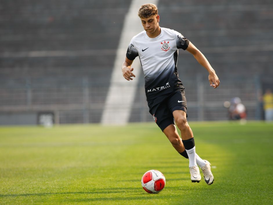 Corinthians negocia compra em definitivo do zagueiro Caio Garcez