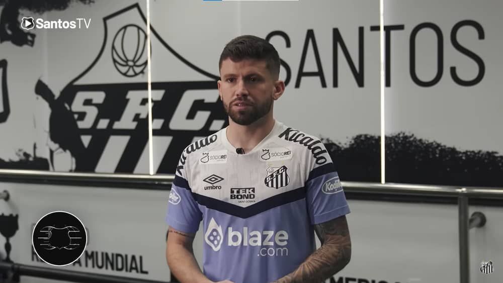 Lateral convocado por Diniz faz tratamento no CT do Santos