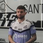 Lateral convocado por Diniz faz tratamento no CT do Santos