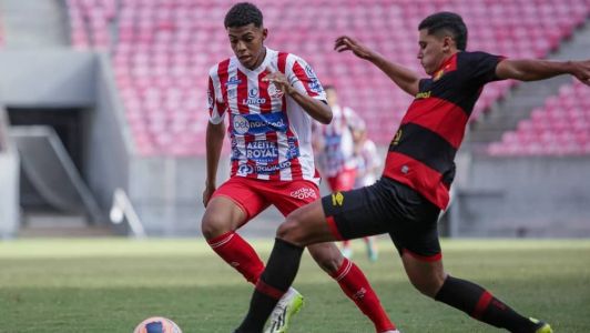 Caio Suassuna (esq) foi vice-campeão pernambucano pelo Náutico neste ano