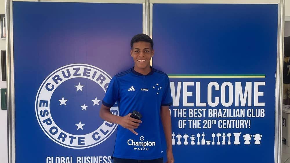 Novo atacante do Cruzeiro veste a camisa do clube e assina contrato