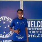 Novo atacante do Cruzeiro veste a camisa do clube e assina contrato