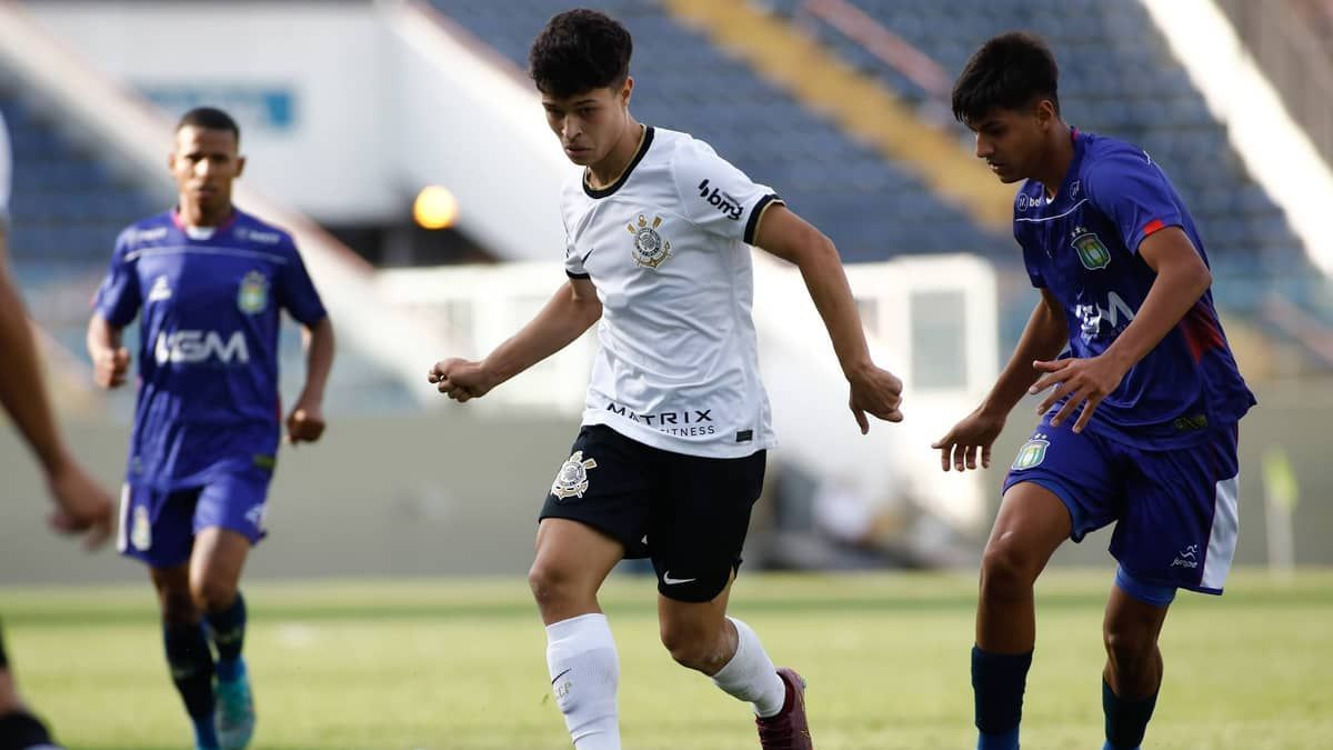 Corinthians encaminha contrato profissional a lateral do Sub-20