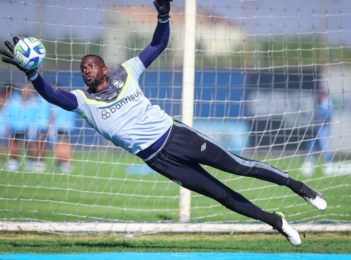 Grêmio acerta venda do goleiro Caíque para o Criciúma