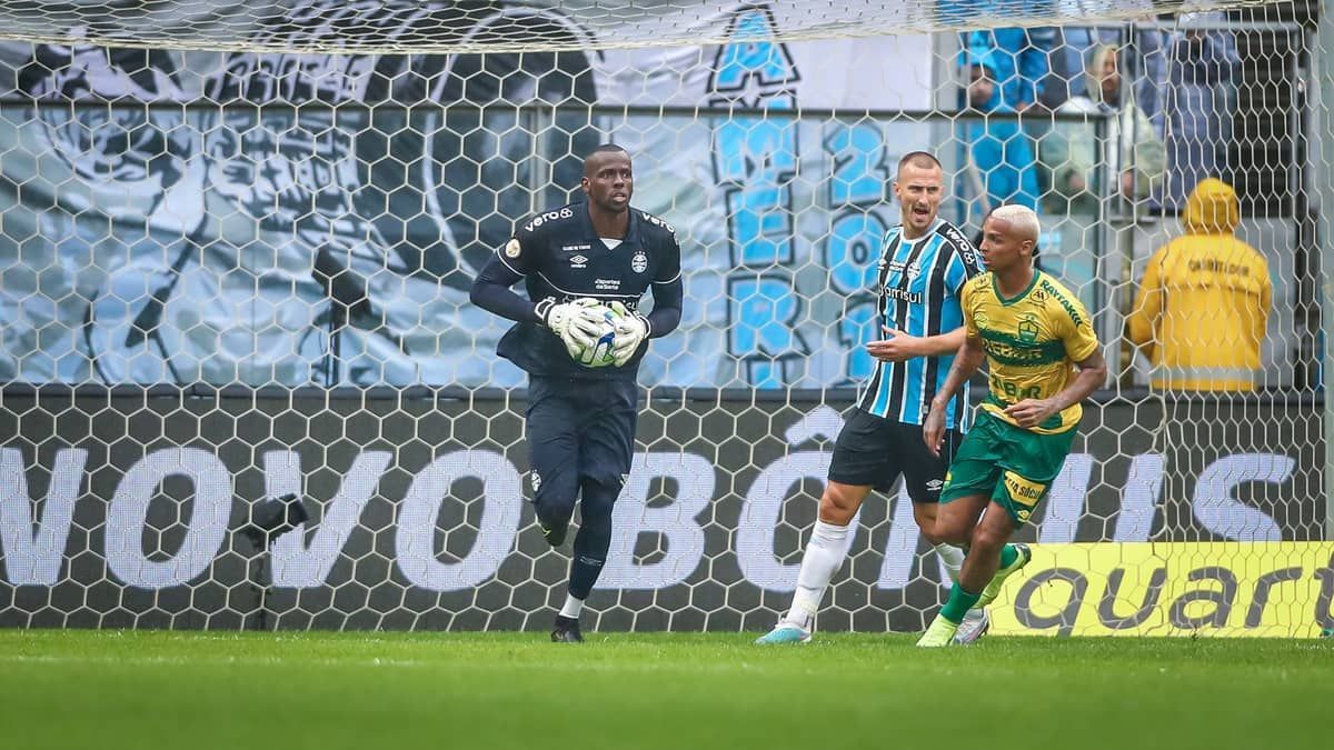 Caíque celebra estreia como titular no Grêmio: 'O trabalho faz o sucesso da gente'