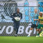 Caíque celebra estreia como titular no Grêmio: 'O trabalho faz o sucesso da gente'