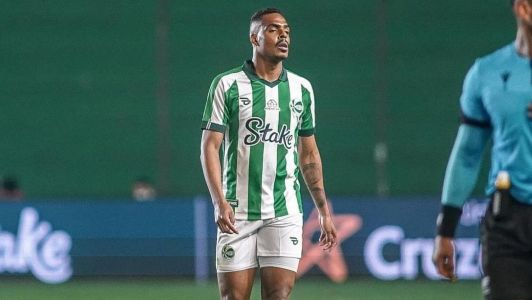 Caíque em ação pelo Juventude durante jogo do Campeonato Brasileiro de 2025