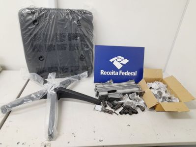 Canos de armas longas e empunhaduras estavam escondidas em brinquedos de controle remoto.