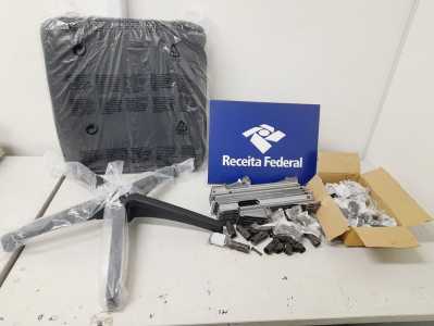 Canos de armas longas e empunhaduras estavam escondidas em brinquedos de controle remoto.