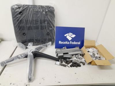 Canos de armas longas e empunhaduras estavam escondidas em brinquedos de controle remoto.