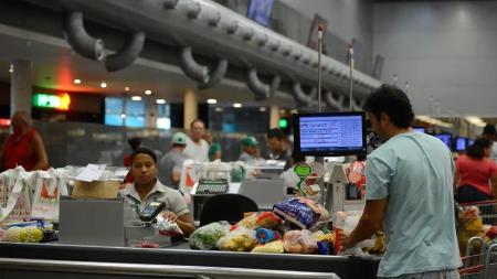 Foto mostra funcionária de supermercado